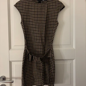 Zara klänning - Zara klänning endast provad en gång och har prislappen kvar! Perfekt till nyår eller en fin middag! Skriv för fler bilder eller annan info💞