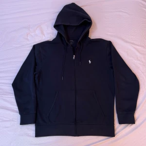 Mörkblå hoodie från Ralph Lauren - Marinblå ziphoodie från Ralph Lauren, stl. L passar M