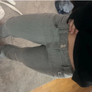 Grå jeansbyxor - Snygga grå jeansbyxor med en klassisk design. De är lågmiddjade och bootcut super fina🎀❤️