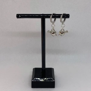 Arrow through heart earrings💘 - Supergulliga handgjorda örhängen!😊💘Pris: 1 st (45kr) 2 st (90kr). Materialet består av zink och koppar😊