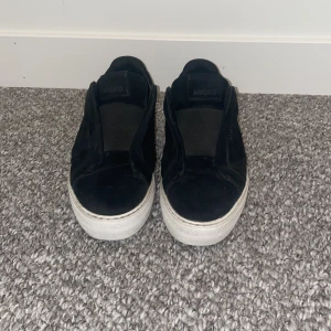 Svarta sneakers från Axel Arigato - Säljer mina feta arigato skor i storlek 41 men passar 42. Säljer skorna för dem har blivit för små. Nypriset på dem här skorna ligger runt 2500 kr och jag säljer dem för endast 599 kr. Kvaliteten på skorna är 7/10. Om du är intresserad hör gärna av dig vid fler frågor!✅