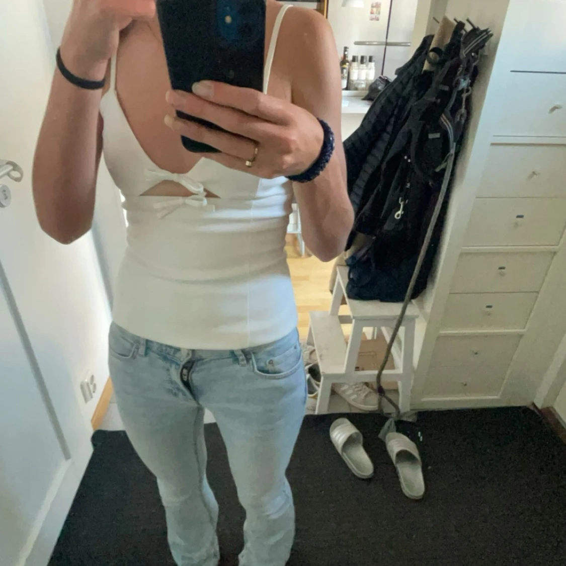 Vit linnetopp med rosett - 91