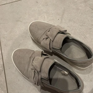 Grå sneakers med rosett - Söta skor med rosetter 