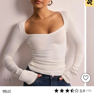 Vit långärmad topp från Nelly - En helt oanvänd, snygg vit långärmad topp från Nelly med en djup fyrkantig urringning och spetsdetaljer längs kanten💗