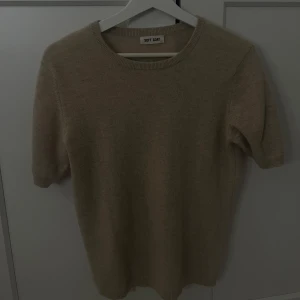 Beige kashmirtröja från Soft Goat - Säljer en så snygg nästan oanvänd soft goat tröja som jag nog använt ca 5 gånger så är i väldigt bra skick🥰🥰🥰🥰🥰🥰.