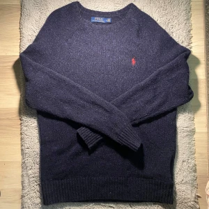 Ralph Lauren stickad tröja - 8,5/10 skick | knappt använd | snyggt och fräscht att ha inför våren | Storlek : M | skriv för fler frågor och bilder | priset blir billigare vid snabb affär 
