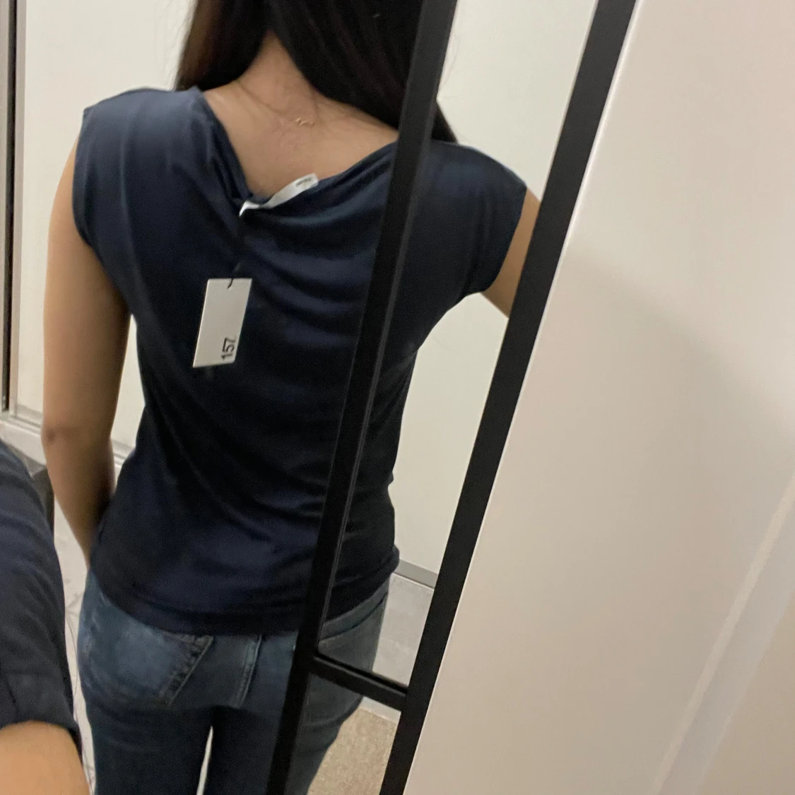 Mörk blå topp med draperad hals - 90