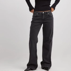 Mörk gråa jeansbyxor från NA-KD i storlek 36 - Säljer dessa mörk gråa snygga jeans från NA-KD i storlek 36. Jeansen  har använts fåtal gånger och säljer då jag tyvärr inte har användning för dem. Jeansen köptes för 699 kr. Skriv om ni har några funderingar💛😊