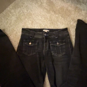 Mörkgrå Jeans - Lågmidjade jeans från Gina young. stl 164 men passar mig som har 34/36 ungefär eller S🤍