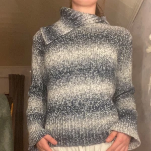 Stickad tröja  - Gråmelerad stickad tröja med hög krage. Storlek XL men är snarare M.