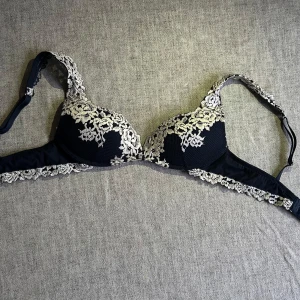 Mörkblå Intimissimi bh  - Jag säljer min fina bh från Intimissimi. Den är slutsåld överallt och jag säljer den pågrund av att den är för liten. Den har push up och justerbara band. Modellen heter Gioia. Den är i mycket bra skick fast att jag har använt den mycket. Lappen med storleken är bortklippt! Intimissimis bh-ar är små i storlekerna. Jag köpte den från en annan på plick och hon hade använt den fåtal gånger! Original pris: 499kr 💕