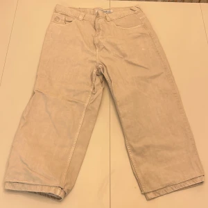 Beige byxor från Bigboy - Säljer ett par vita byxor i storlek XL. De har fickor både fram och bak samt en broderad logga på fickan. Byxorna är upp sydda och är 95 cm långa. Skriv om ni har frågor 