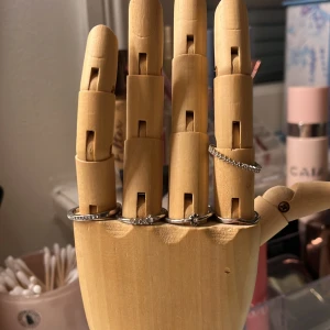 Silvriga ringar - Säljer de här eleganta silverringarna. Varje ring har en unik design, inklusive en med glittrande stenar och en med kedjedetalj. Perfekt för att mixa och matcha för olika stilar. Ringarna kostar 15kr/st eller alla för 70kr. Storlek 17/S💕 