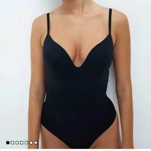 Svart body - Populär body från HM, endast testad och säljs pga dubbelköp.