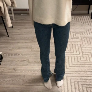 Blå jeans - Snygga mörkblåa bootcut jeans med slits. Säljer då de är för små för mig och kan ej använda. De är i mycket bra skick. 