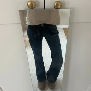 Mörkblå bootcut jeans - Snygga mörkblå bootcut jeans med slitna detaljer💓💓