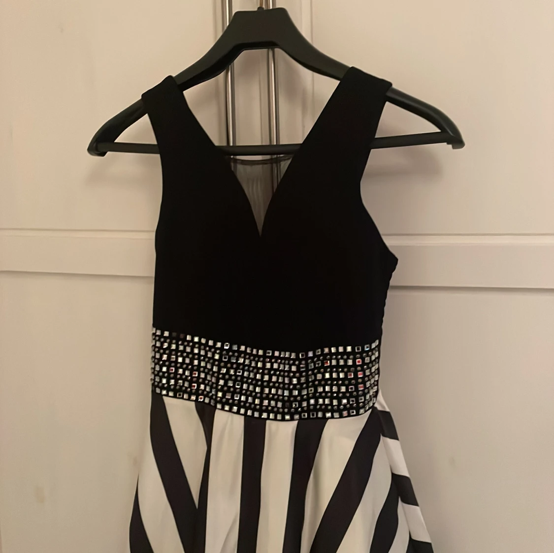 Svart och vit långklänning från Pery Bella - 90