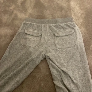 Grå juicy mjukisbyxor  - Säljer ett par grå mjukisbyxor från juicy couture Strl. 10-11 men passar xs köparen står för frakt 