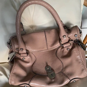 Karen Millen Handväska - Jättebra skick och i en fin nude-rosa färg🥰