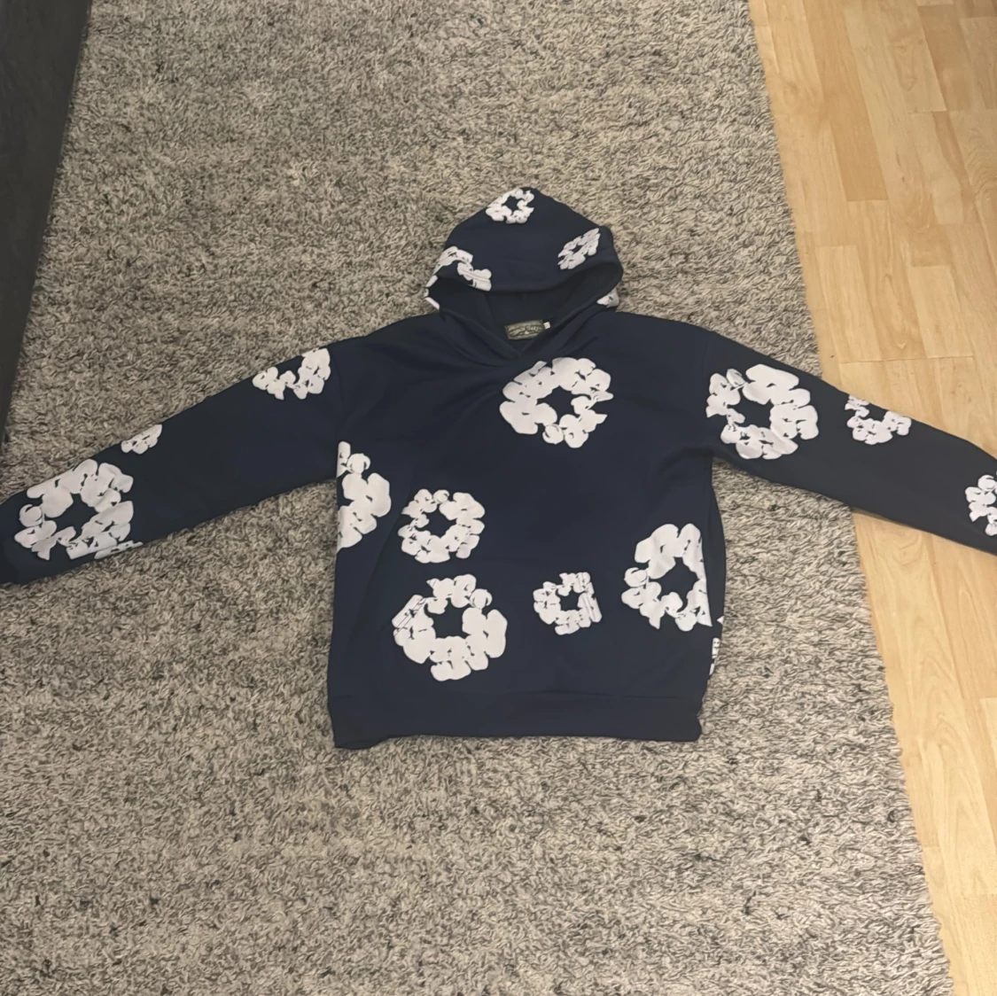 Mörkblå hoodie med blommönster från Denim Tears - 90