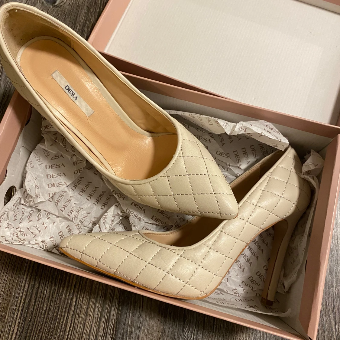 Beige quiltade pumps från Desa - 90