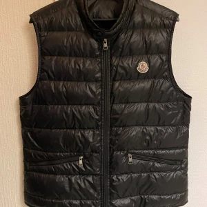 Svart dunväst från Moncler - Moncler Väst, storlek 3 bra skick 