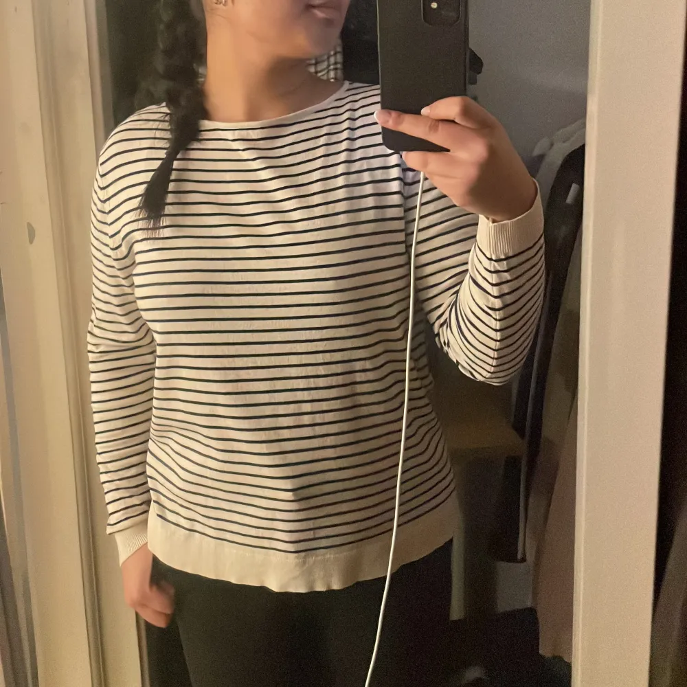 Säljer en stilren randig tröja från Zara i beige och svart. Tröjan har en avslappnad passform med långa ärmar och rund halsringning. Perfekt för en casual look.. Neuletakit & Villapaidat.