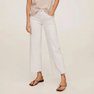 Vita croppade jeans - Vita jeans. Midwaist. rak croppad modell. Tidlösa och eleganta. Bra skick