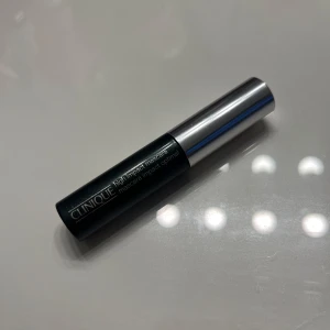 Mascara Clinique - Säljer en helt oanvänd mascara från Clinique. Har aldrig använd den då jag gör fransförläggning. 