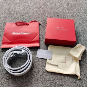 Svart bälte från Salvatore Ferragamo - Elegant svart bälte i skinn från Salvatore Ferragamo med en stilren silverfärgad spänne. Perfekt för att ge en lyxig touch till din outfit. Kommer med originalförpackning och påse.