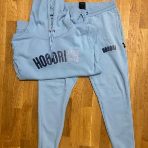 Hoodrich Tracksuit - Använt typ 3 gånger, vill sälja då den är för stor för mig. Helt ny kostar 1500 kr, mitt pris 899kr. Står att den är storlek M men passar även L då den är lite större i storlek. 