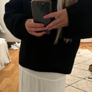 Vit kjol - Vit somrig kjol med volanger 