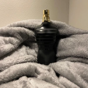 JPG le Male le parfum  - Det är ungefär 20ml kvar av 75. Boxen ingår givetvis!