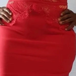 Röd spetsklänning från Nelly - Snygg röd klänning från Nelly med spetsdetaljer och öppen rygg. Klänningen har en v-ringad design och är ärmlös, perfekt för festliga tillfällen. Den har en dragkedja baktill för enkel påklädning.