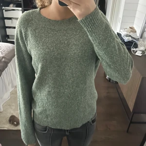 Grön stickad tröja - Säljer en mysig grön stickad tröja med rund halsringning och långa ärmar. Tröjan är i storlek L men passar mig som brukar ha S/M. Skriv vid intresse!!💕💕