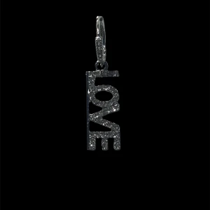 Glittriga örhängen med text - Snygga örhängen i silverfärg med glittrande text. Ena örhänget har texten 'LOVE' och det andra 'KISS'. Perfekta för att ge en personlig touch till din stil. De hänger fint och fångar ljuset på ett vackert sätt. Finns i både texten kiss och love. 39kr/st eller 78kr/paret