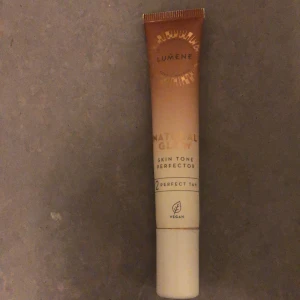 Lumene Natural Glow Skin Tone Perfector - Lumene Natural Glow Skin Tone Perfector i nyansen Perfect Tan. Denna veganska produkt jämnar ut hudtonen och ger en naturlig lyster. Förpackningen innehåller 20 ml.