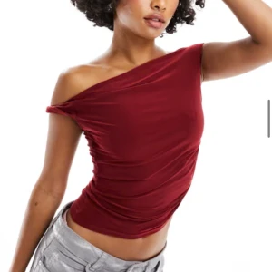 Vinröd offshoulder topp - Snygg vinröd offshoulder topp från NA-KD. Perfekt för en kväll ute. Knappt använd, supeskönt material