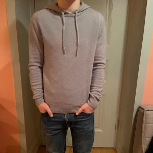 Kashmir hoodie - Tja, Säljer nu min 100% Kashmir hoodie i storlek S som är i sjukt bra kvalité och skick! Pris: 499kr. Hör av er vid intresse!