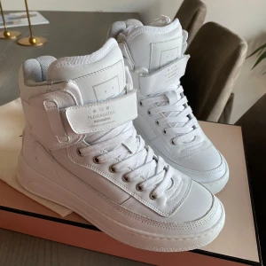 Vita skor från Acne Studios - Helt oanvända vita sneakers i storlek 37! 🤍Min mamma köpte de men kunde inte ha de, men de är superfina! Hade de passat mig hade jag behållt de🙏🏼 