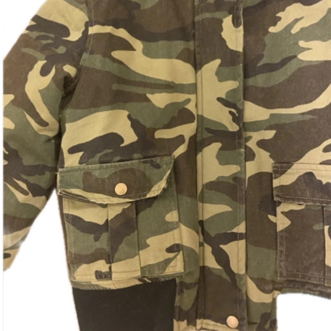 Camouflage jacka med pälshuva - 92