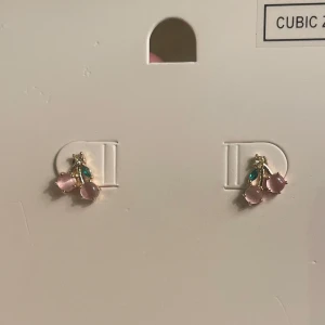 Örhängen  - Säljer dessa jätte gulliga körsbärs örhängen som är helt nya💕