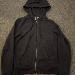 Zip up - En fin basic zip up hoodie från HM som aldrig kommit till användning!💕 