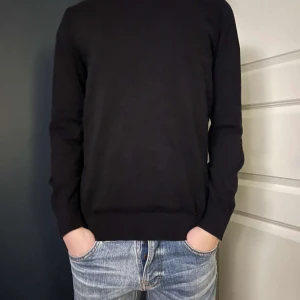 Hm stickad tröja  - Hm stickad tröja. skick 10/10 modellen är 178cm och 62 kg. Skriv vid minsta fundering! Mvh Lysekilsgarderoben 