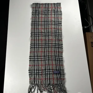 Burberry scarf - Burberry scarf, onesize, skick 8,5/10, 1199kr. Hör av er vid frågor eller funderingar.