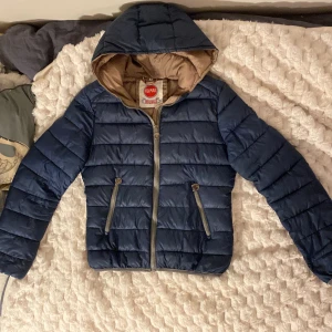 Blå pufferjacka från Colmar - Säljer Dena jätte snygga blåa pufferjacka från Colmar. Jackan är brun på insidan och perfekt för våren/vintern. Pris kan diskuteras vid snabb affär💗