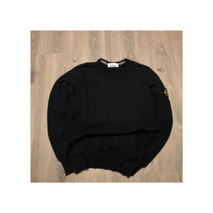 Svart tröja från Stone Island - Säljer en stilren svart tröja från Stone Island med deras ikoniska märke på ärmen.  I riktigt bra skick och storlek M.  Tveka ej att höra av er vid frågor!😊