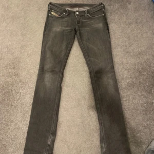 Svarta jeans från Diesel - Snygga svarta jeans från Diesel.