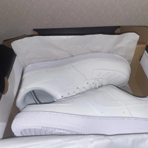 Helt nya Nike Air Force 1 - Säljer ett par helt nya Nike Air Force 1 i storlek 44 för 1200 kr (ord. pris 1549 kr). Köpte andra skor och har därför inget behov av dessa längre. Crease-skydd finns i skorna för att hålla dem i toppskick när de inte används. Klassisk och stilren sneaker – perfekt för dig som vill ha kvalitet till ett bättre pris! Bud funkar också.  Hör av dig vid intresse!