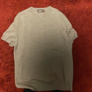 Kamel färgad t-shirt från Morris - Snygg kamel färgad t-shirt från Morris i storlek M. Perfekt för en stilren och avslappnad look. Tillverkad i ett mjukt material med rund hals och korta ärmar.   Aldrig använd